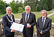 Ministerialdirigent a. D. Joachim Hauck (m.) erhält von Rektor Prof. Dr. Stephan Dabbert (l.) die Universitätsmedaille in Gold. Rechts: Prof. Dr. Ralf Vögele, Dekan der Fakultät Agrarwissenschaften. | Bildquelle: Universität Hohenheim / Wolfram Scheible
