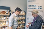Getreide, Hülsenfrüchte, Käse, Wein: Prof. Dr. Christoph Schneider, Rektor der Universität Hohenheim (rechts), erläutert die Forschung, die in jedem dieser Lebensmittel steckt | Bildquelle: Universität Hohenheim / Oliver Reuther