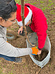 Bereit, hier Wurzeln zu schlagen: Studierende und Mitarbeiter der Universität Hohenheim pflanzen eine Edelkastanie für die neue Agroforst-Versuchsanlage. | Bildquelle: Universität Hohenheim / Florian Klebs Bereit, hier Wurzeln zu schlagen: Studierende und Mitarbeiter der Universität Hohenheim pflanzen eine Edelkastanie für die neue Agroforst-Versuchsanlage. | Bildquelle: Universität Hohenheim / Florian Klebs
