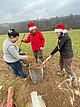 Studierende der Universität Hohenheim bei der Baumpflanzung mit Michael Cormann von der Koordinationsstelle Agroforst der Universität Hohenheim. | Bildquelle: Universität Hohenheim / Florian Klebs Studierende der Universität Hohenheim bei der Baumpflanzung mit Michael Cormann von der Koordinationsstelle Agroforst der Universität Hohenheim. | Bildquelle: Universität Hohenheim / Florian Klebs