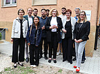 Über 10 Jahre stark gemacht: Prof. Dr. Ute Mackenstedt (3.v.r.), Dipl. oec. Rotraud Konca (5.v.r.), das Team des Büros für Gleichstellung und Diversität, Handwerker und Kanzlerin Dr. Katrin Scheffer der Uni Hohenheim freuen sich, dass der Raum nun endlich Wirklichkeit wurde. Möglich war das durch Studierende des Studiengangs Innenarchitektur der HFT Stuttgart unter der Leitung von Prof. Jens Betha (5.v.l.). Zur Einweihung war auch die Kanzlerin der HFT Stuttgart, Dr. Doreen Kirmse, anwesend (1.v.l.) | Bildquelle: Universität Hohenheim/Corinna Schmid Über 10 Jahre stark gemacht: Prof. Dr. Ute Mackenstedt (3.v.r.), Dipl. oec. Rotraud Konca (5.v.r.), das Team des Büros für Gleichstellung und Diversität, Handwerker und Kanzlerin Dr. Katrin Scheffer der Uni Hohenheim freuen sich, dass der Raum nun endlich Wirklichkeit wurde. Möglich war das durch Studierende des Studiengangs Innenarchitektur der HFT Stuttgart unter der Leitung von Prof. Jens Betha (5.v.l.). Zur Einweihung war auch die Kanzlerin der HFT Stuttgart, Dr. Doreen Kirmse, anwesend (1.v.l.) | Bildquelle: Universität Hohenheim/Corinna Schmid