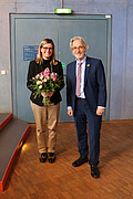 Blumen auch für Kanzlerin Dr. Katrin Scheffer anlässlich ihres 10jährigen Amtsjubiläum. Bild: Universität Hohenheim / Florian Klebs