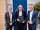 Georg Wacker (m.), Dr. Steffen Otterbach von der Forschungsstelle Glücksspiel der Universität Hohenheim (r.) und Prorektor Prof. Dr. Andreas Pyka. | Bildquelle: Universität Hohenheim / Florian Gerlach