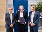 Georg Wacker (m.), Dr. Steffen Otterbach von der Forschungsstelle Glücksspiel der Universität Hohenheim (r.) und Prorektor Prof. Dr. Andreas Pyka. | Bildquelle: Universität Hohenheim / Florian Gerlach