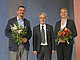 Rektor Prof. Dr. Christoph Schneider (m.) gratuliert Prof. Dr. Alexander Schaum, dem neu gewählten Prorektor für Digitalisierung, und dankt dessen Vorgängerin Prof. Dr. Caroline Ruiner. | Bildquelle: Universität Hohenheim / Dorothea Elsner
