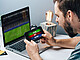 Die Dauerpräsenz von Werbung für Glücksspiele, insbesondere für Sportwetten, rund um Profi-Fußballspiele birgt erhebliche Risiken, vor allem für junge Menschen und andere vulnerable Gruppen. | Bildquelle: wpadington – stock.adobe.com